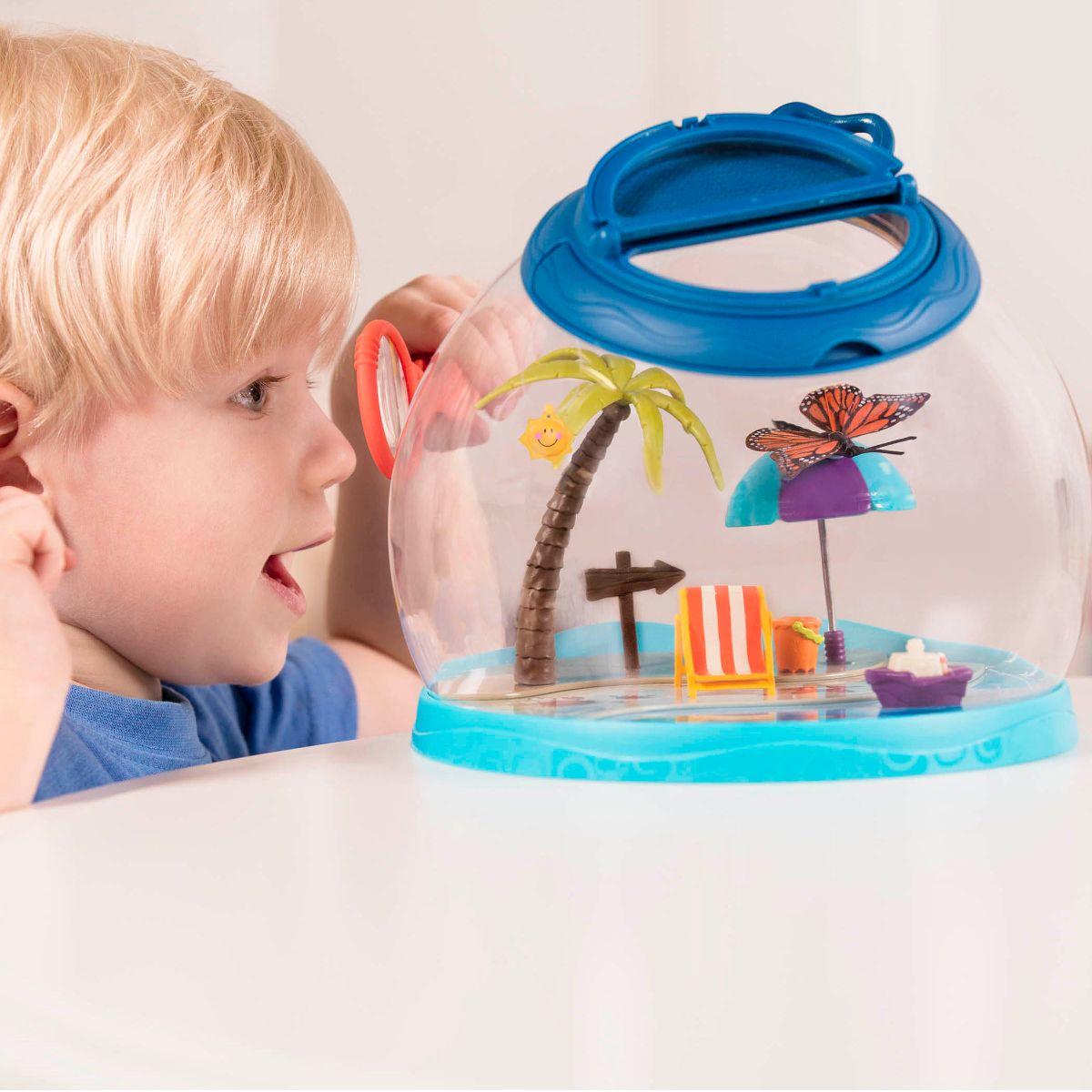 Bug catcher with magnifying glass